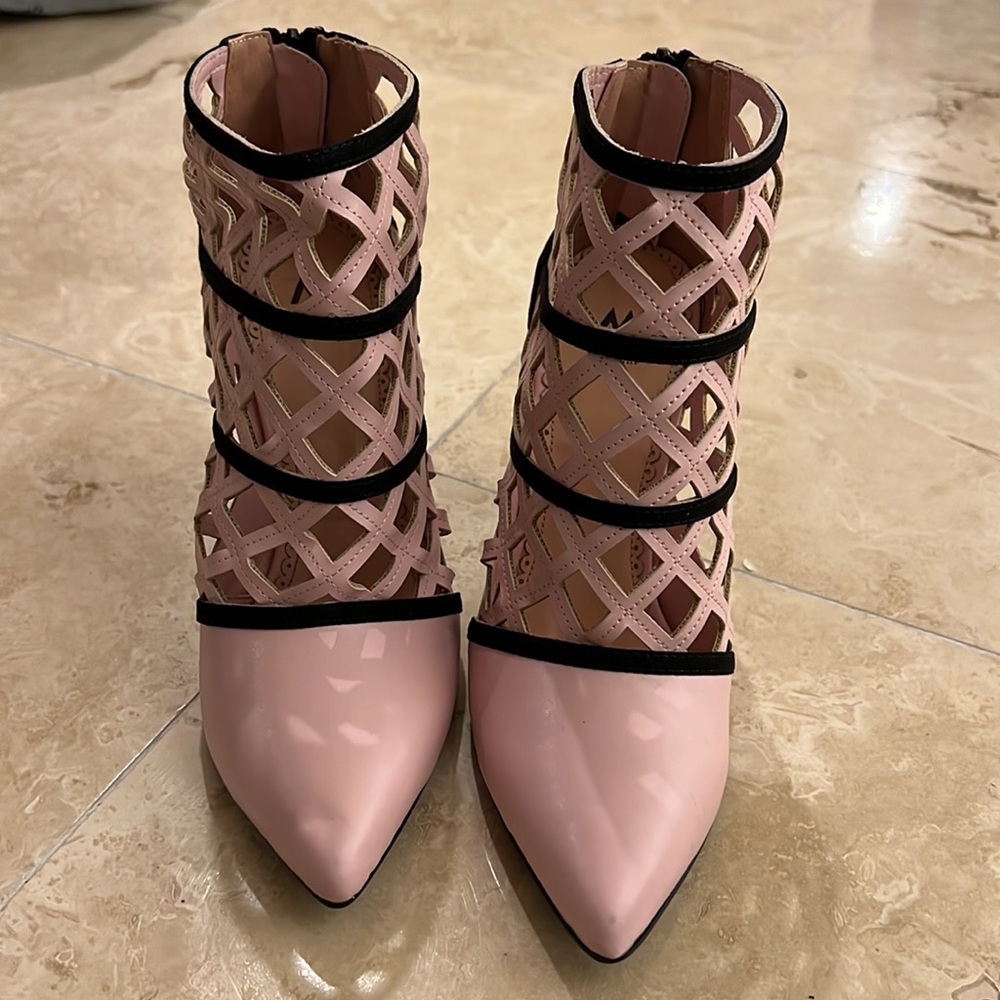 Madison By Shoe Dazzle Vgrette  Black and Pink Heeled Booties